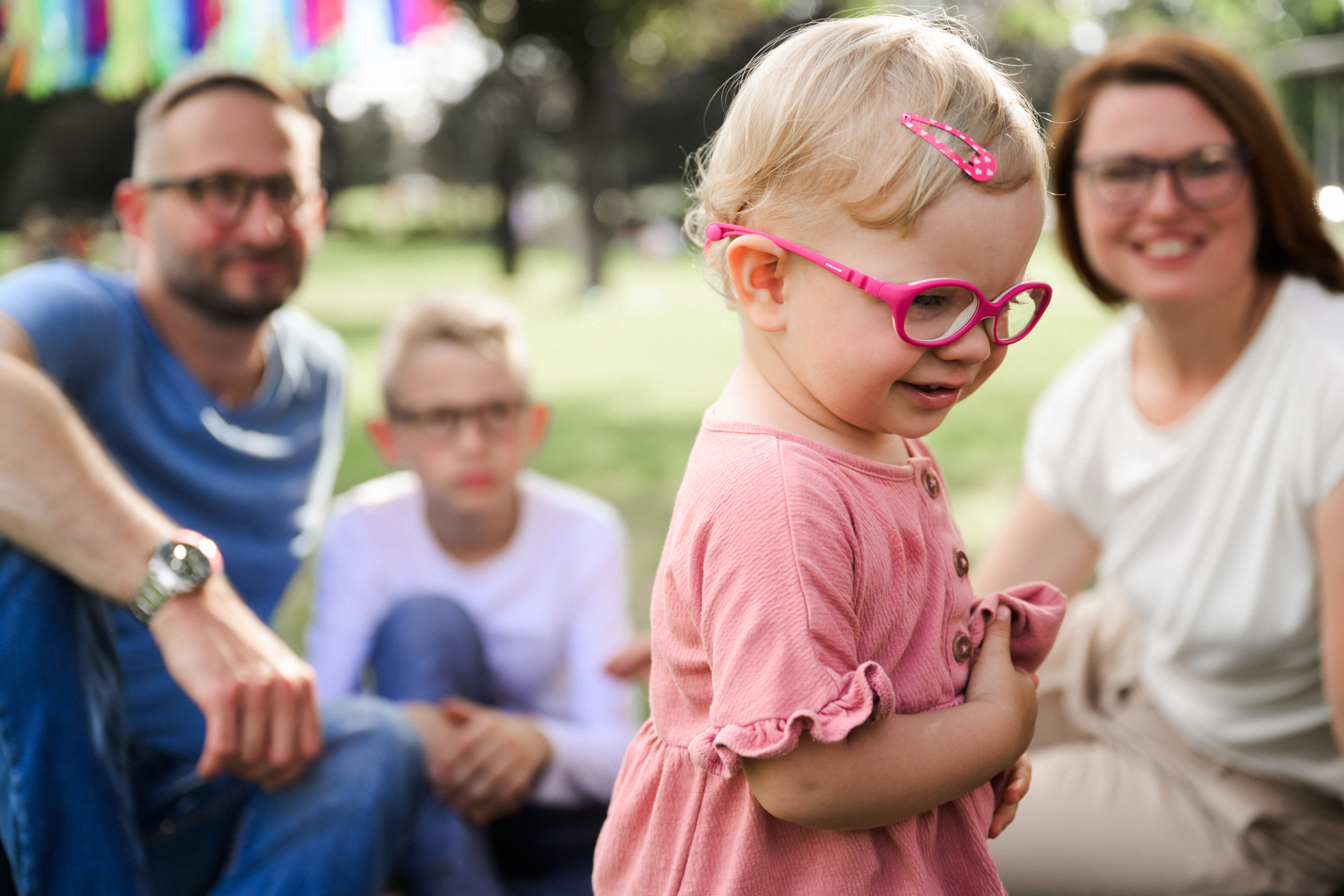 Čtyřčlenná rodina s dioptrickými brýlemi.